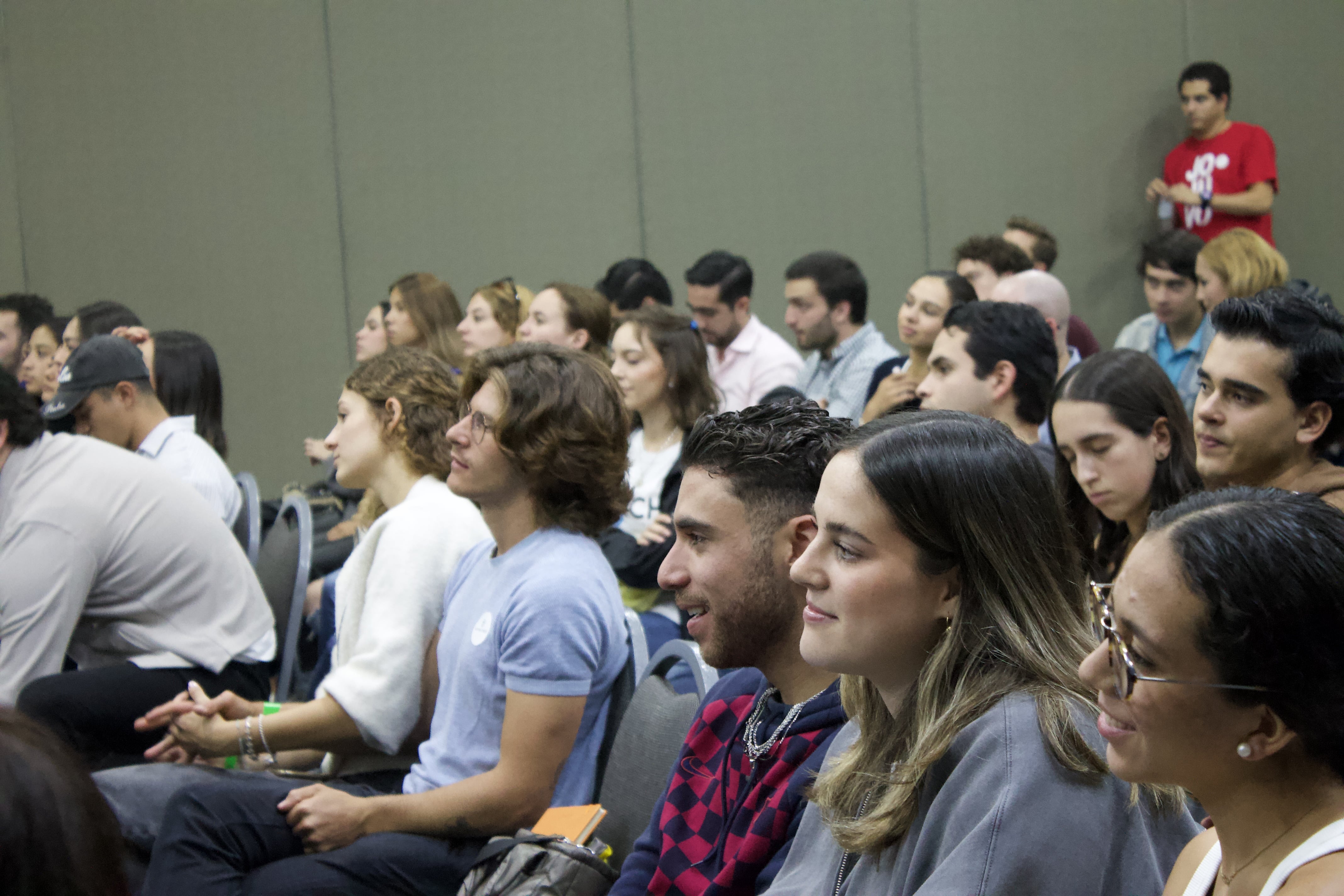 JOJUVO 2024 - Jóvenes participando en conferencias